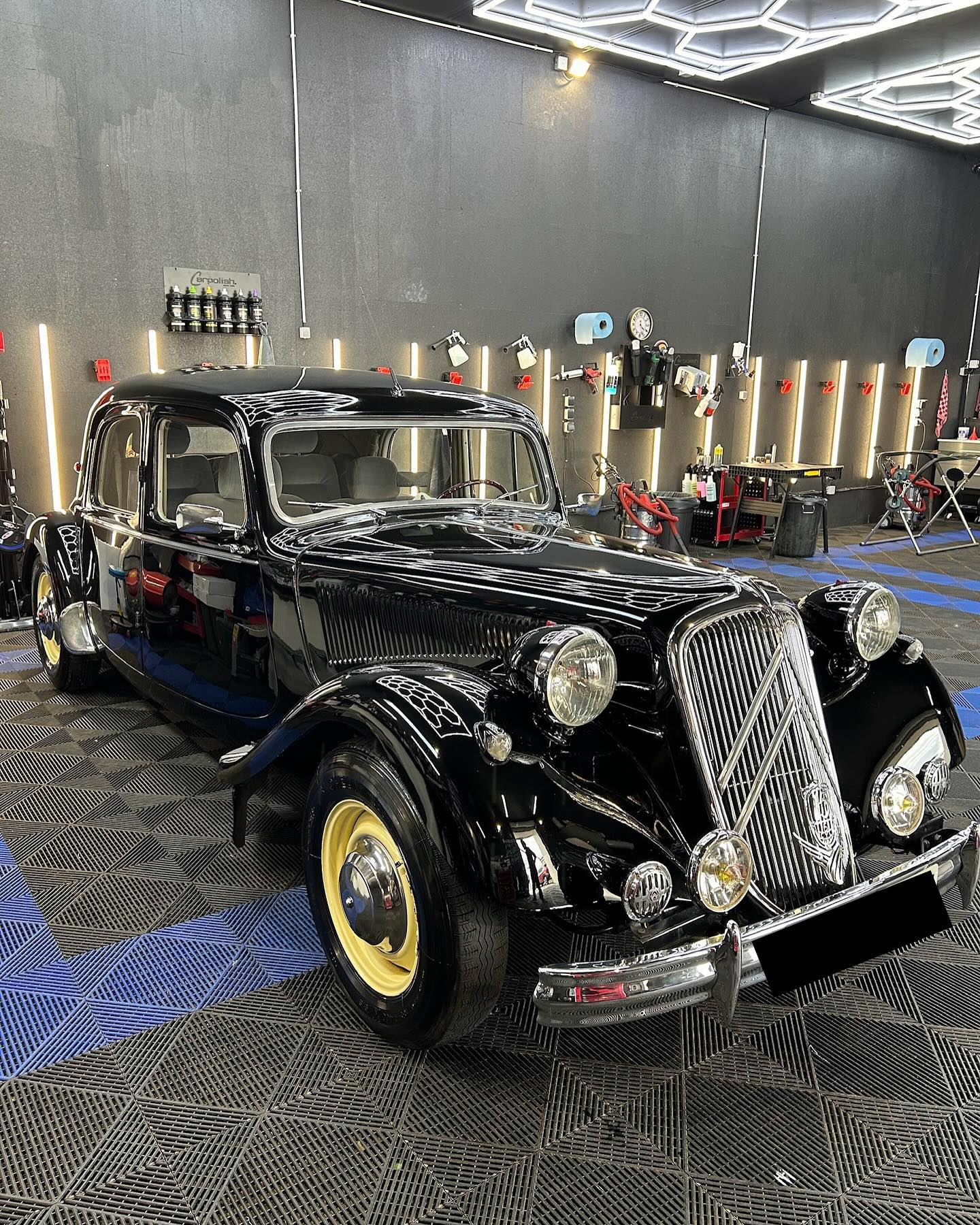 photo d'une ancienne voiture